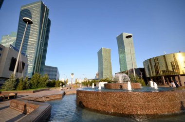 Su-Green Boulevard, Astana, Kazakistan Temmuz 2015: su-yeşil Bulvarı'nda yüksek binalar görüntülemek.