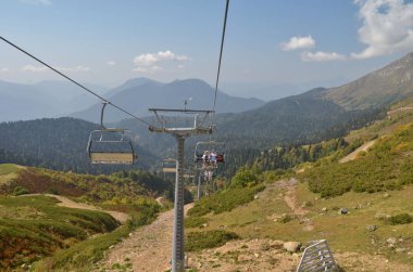 Soçi, Rusya Eylül, 2015: Erkek ve kadın hayran bir dağ manzarası, Sochi, Rusya Federasyonu