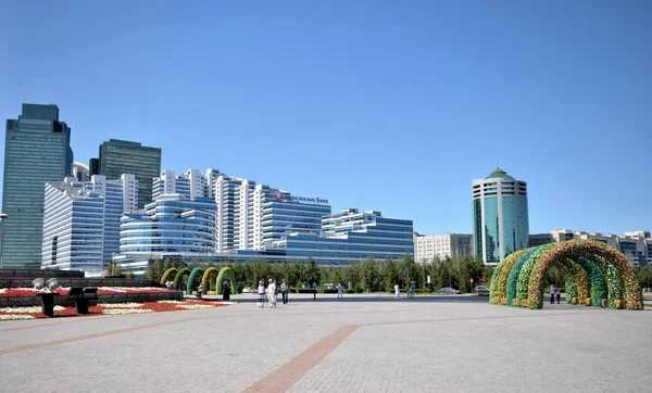 Νερό Πράσινη Λεωφόρο Astana Καζακστάν Ιουλίου 2015 Δείτε Πολυώροφα Κτίρια — Φωτογραφία Αρχείου