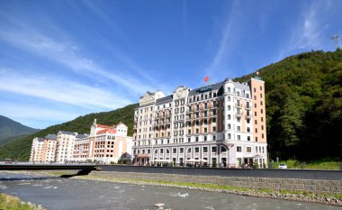 Krasnaya Polyana, Sochi, Rusya Eylül 2014: Manzara nehir Mtsesta, Krasnaya Polyana, Sochi, Rusya Federasyonu set of. 2014 Olimpiyat Oyunları için inşa.