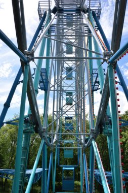 Dönme dolap park ve Omsk şehir manzarası