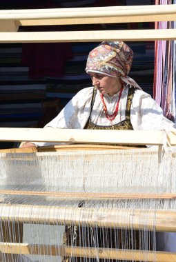 Omsk, Rusya - 6 Ağustos 2016: Antik craft - Omsk şehir 300 yıldönümü kutlaması ustaların şehirde dokuma örneği