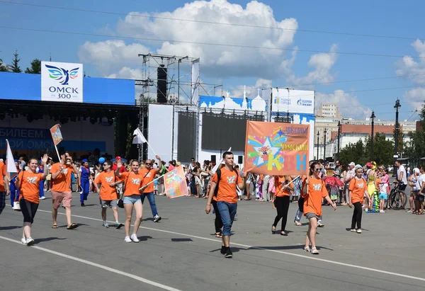 俄罗斯鄂木斯克 2016年8月6日 劳动和创意团队游行 纪念鄂木斯克市300周年 — 图库照片