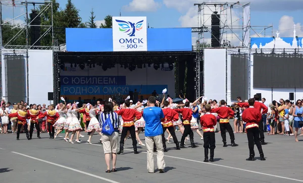 Omsk Oroszország Augusztus 2016 Felvonulás Munkaerő Kreatív Csapat Szentelt 300 — Stock Fotó