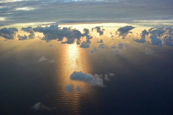 Utsikt Över Havet Och Molnen Från Ett Flygplan Fönster — Stockfoto