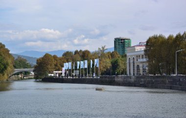 Soçi, Rusya - 29 Eylül 2016: Cityscape Sochi ve nehir Sochi
