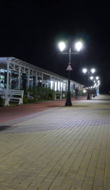 Soçi, Rusya 1 Ekim 2016: Görünüm gece yürüyüş ve bisiklet yolları boyunca plaj Imereti Sochi, Rusya Federasyonu