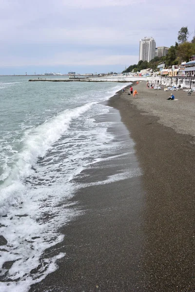 Soçi, Rusya 29 Eylül 2015: View Beach Sochi, Rusya Federasyonu