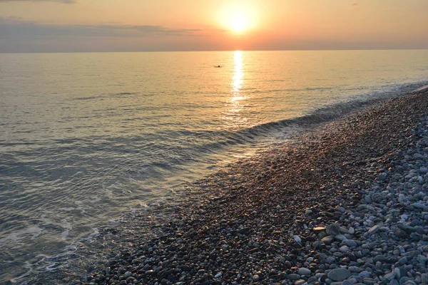 Imereti Bay denizde üzerinde gün batımı. Sochi, Rusya Federasyonu