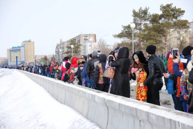 Omsk, Rusya Federasyonu - 19 Mart, 2016: seyircilerin airshow setin Oms irtiş nehrinin üzerinde izliyor
