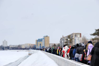 Omsk, Rusya Federasyonu - 19 Mart, 2016: seyircilerin airshow setin Oms irtiş nehrinin üzerinde izliyor