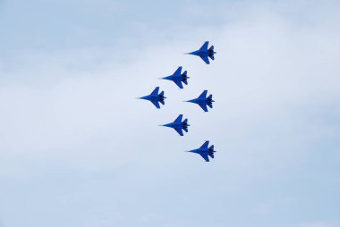 Omsk Rusya - 19 Mart 2016: akrobasi ekibi Rus Knights hava gösterisi performansını