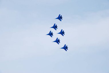 Omsk Rusya - 19 Mart 2016: akrobasi ekibi Rus Knights hava gösterisi performansını