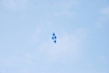 Omsk Rusya - 19 Mart 2016: akrobasi ekibi Rus Knights hava gösterisi performansını