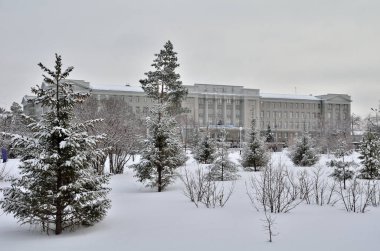 Omsk, Rusya - Aralık 2015: Görünüm Omsk taşıma Üniversitesi binasının. Dört figürlü temsil demiryolu hayat: yol, çekiş, trafik ve yönetimi. 1911 yılında inşa.