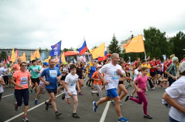 Omsk, Rusya Federasyonu - Ağustos 07: Maraton koşucular Omsk içinde 7 Ağustos 2016 Sibirya Uluslararası Maraton, eylem içinde.