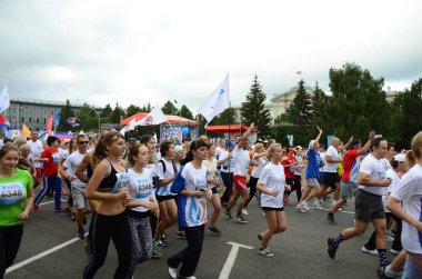 Omsk, Rusya Federasyonu - Ağustos 07: Maraton koşucular Omsk içinde 7 Ağustos 2016 Sibirya Uluslararası Maraton, eylem içinde.