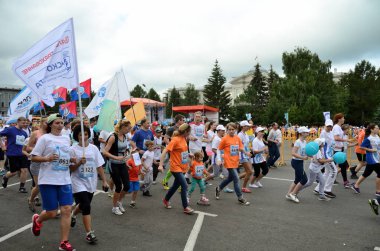Omsk, Rusya Federasyonu - Ağustos 07: Maraton koşucular Omsk içinde 7 Ağustos 2016 Sibirya Uluslararası Maraton, eylem içinde.
