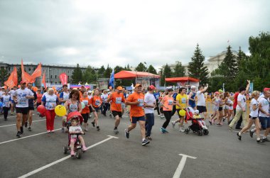 Omsk, Rusya Federasyonu - Ağustos 07: Maraton koşucular Omsk içinde 7 Ağustos 2016 Sibirya Uluslararası Maraton, eylem içinde.