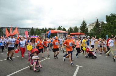 Omsk, Rusya Federasyonu - Ağustos 07: Maraton koşucular Omsk içinde 7 Ağustos 2016 Sibirya Uluslararası Maraton, eylem içinde.