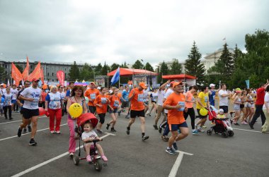 Omsk, Rusya Federasyonu - Ağustos 07: Maraton koşucular Omsk içinde 7 Ağustos 2016 Sibirya Uluslararası Maraton, eylem içinde.