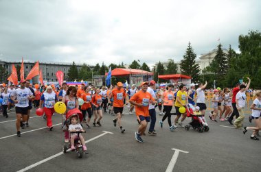 Omsk, Rusya Federasyonu - Ağustos 07: Maraton koşucular Omsk içinde 7 Ağustos 2016 Sibirya Uluslararası Maraton, eylem içinde.