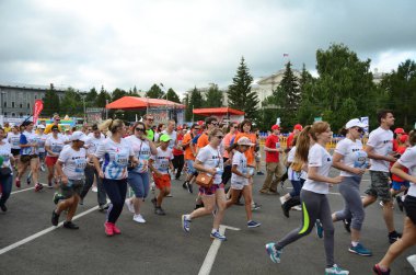 Omsk, Rusya Federasyonu - Ağustos 07: Maraton koşucular Omsk içinde 7 Ağustos 2016 Sibirya Uluslararası Maraton, eylem içinde.