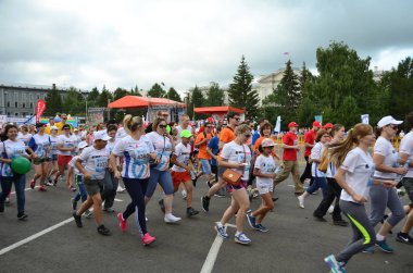 Omsk, Rusya Federasyonu - Ağustos 07: Maraton koşucular Omsk içinde 7 Ağustos 2016 Sibirya Uluslararası Maraton, eylem içinde.