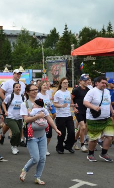 Omsk, Rusya Federasyonu - Ağustos 07: Maraton koşucular Omsk içinde 7 Ağustos 2016 Sibirya Uluslararası Maraton, eylem içinde.