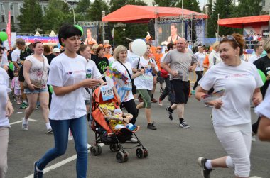 Omsk, Rusya Federasyonu - Ağustos 07: Maraton koşucular Omsk içinde 7 Ağustos 2016 Sibirya Uluslararası Maraton, eylem içinde.