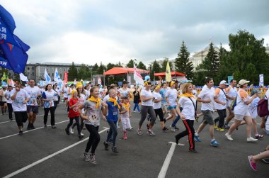 Omsk, Rusya Federasyonu - Ağustos 07: Maraton koşucular Omsk içinde 7 Ağustos 2016 Sibirya Uluslararası Maraton, eylem içinde.