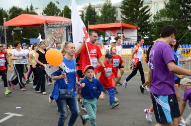 Omsk, Rusya Federasyonu - Ağustos 07: Maraton koşucular Omsk içinde 7 Ağustos 2016 Sibirya Uluslararası Maraton, eylem içinde.