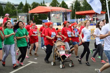 Omsk, Rusya Federasyonu - Ağustos 07: Maraton koşucular Omsk içinde 7 Ağustos 2016 Sibirya Uluslararası Maraton, eylem içinde.