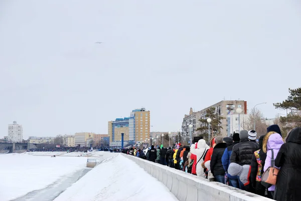 Omsk Російська Федерація Березня 2016 Глядачі Спостерігають Авіашоу Набережній Річки — стокове фото