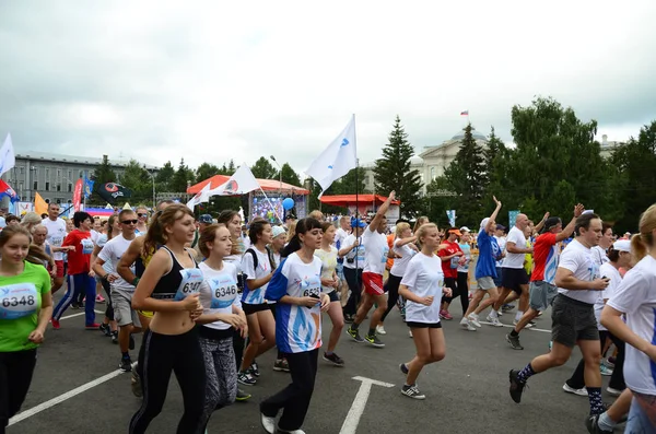 Omsk, Rusya Federasyonu - Ağustos 07: Maraton koşucular Omsk içinde 7 Ağustos 2016 Sibirya Uluslararası Maraton, eylem içinde.