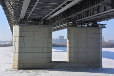 Omsk, Rusya - 31 Ocak 2017: Köprü 60 yıldönümü, Omsk, sonra adlı irtiş Nehri üzerinde Sibirya Bölgesi, Rusya Federasyonu