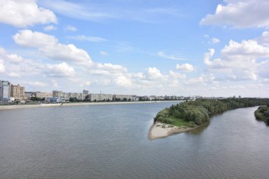 İrtiş Nehri görünümünü şehrin iki bölümden Omsk, Rusya böler.                 