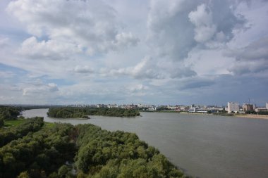 İrtiş Nehri görünümünü şehrin iki bölümden Omsk, Rusya böler.                 