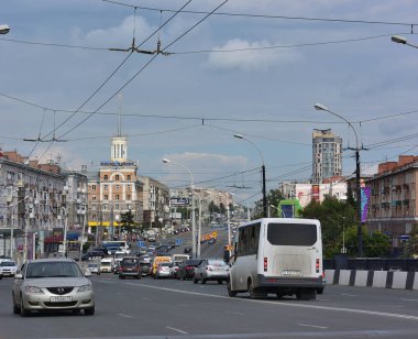 Omsk, Rusya Federasyonu - Jule 30, 2016: Maslennikov Street Omsk şehir içinde