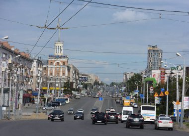 Omsk, Rusya Federasyonu - Jule 30, 2016: Maslennikov Street Omsk şehir içinde