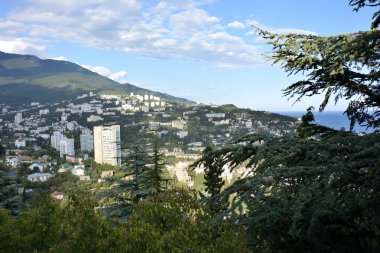 Teleferik kabin üzerinden Yalta şehir görünümünü