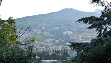Teleferik kabin üzerinden Yalta şehir görünümünü