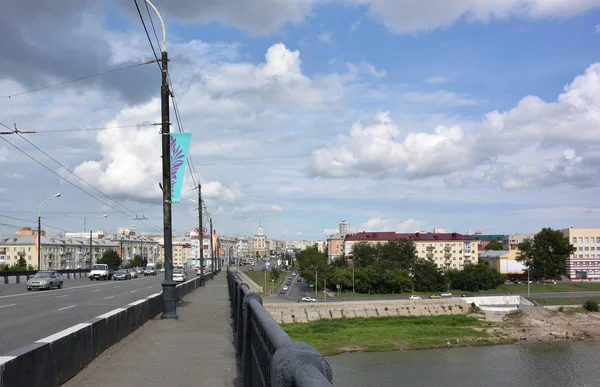 俄罗斯鄂木斯克 伊尔蒂什河上的列宁格勒大桥 — 图库照片