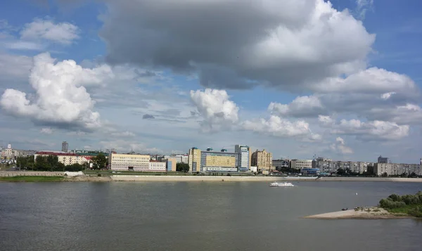 伊尔蒂什河景观将这座城市分为两部分 俄罗斯鄂木斯克 — 图库照片