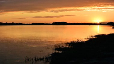 Akşamları Irtysh Nehri, Omsk Bölgesi, Sibirya, Rusya                              