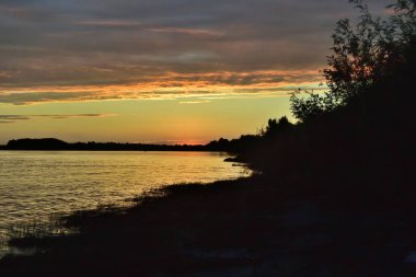Akşamları Irtysh Nehri, Omsk Bölgesi, Sibirya, Rusya                              