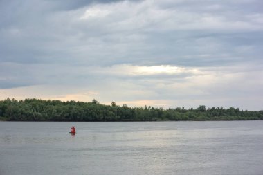 Akşamları Irtysh Nehri, Omsk Bölgesi, Sibirya, Rusya                              