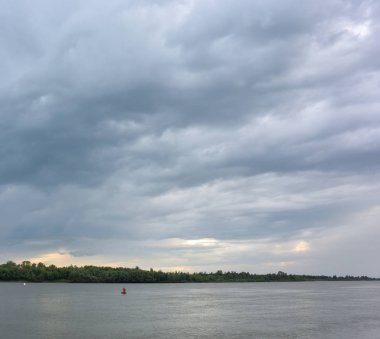 Akşamları Irtysh Nehri, Omsk Bölgesi, Sibirya, Rusya                              