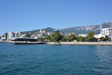 Yalta, Crimea 6 Eylül 2017: Denizden Yalta şehir görünümünü