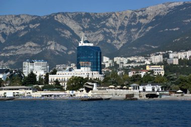 Yalta, Crimea 6 Eylül 2017: Denizden Yalta şehir görünümünü